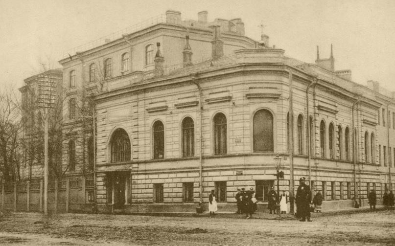 Здание Женского училища принцессы Терезии Ольденбургской.