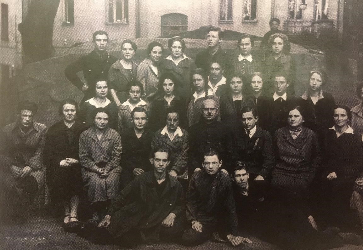Ученики и учителя школы № 182. В центре директор школы И.В. Скверский.